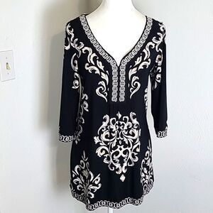 White House Black Market Black & White Top Embroidered Neckline, Size Small